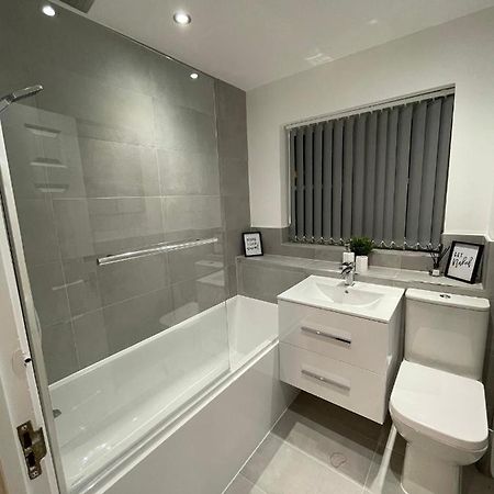 Modern 2 Bed House Cannock Perfect For Contractors Business Travellers Short Stays Driveway For 2 Vehicles Close To M6 M54 I54 A5 A38 Mcarthur Glen Designer Outlet Exteriör bild
