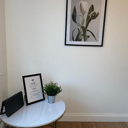 Modern 2 Bed House Cannock Perfect For Contractors Business Travellers Short Stays Driveway For 2 Vehicles Close To M6 M54 I54 A5 A38 Mcarthur Glen Designer Outlet Exteriör bild