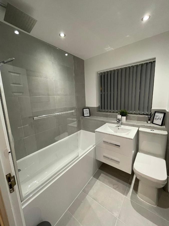 Modern 2 Bed House Cannock Perfect For Contractors Business Travellers Short Stays Driveway For 2 Vehicles Close To M6 M54 I54 A5 A38 Mcarthur Glen Designer Outlet Exteriör bild
