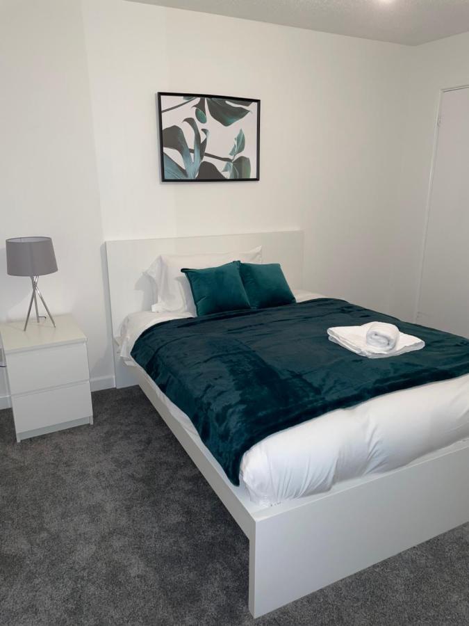 Modern 2 Bed House Cannock Perfect For Contractors Business Travellers Short Stays Driveway For 2 Vehicles Close To M6 M54 I54 A5 A38 Mcarthur Glen Designer Outlet Exteriör bild