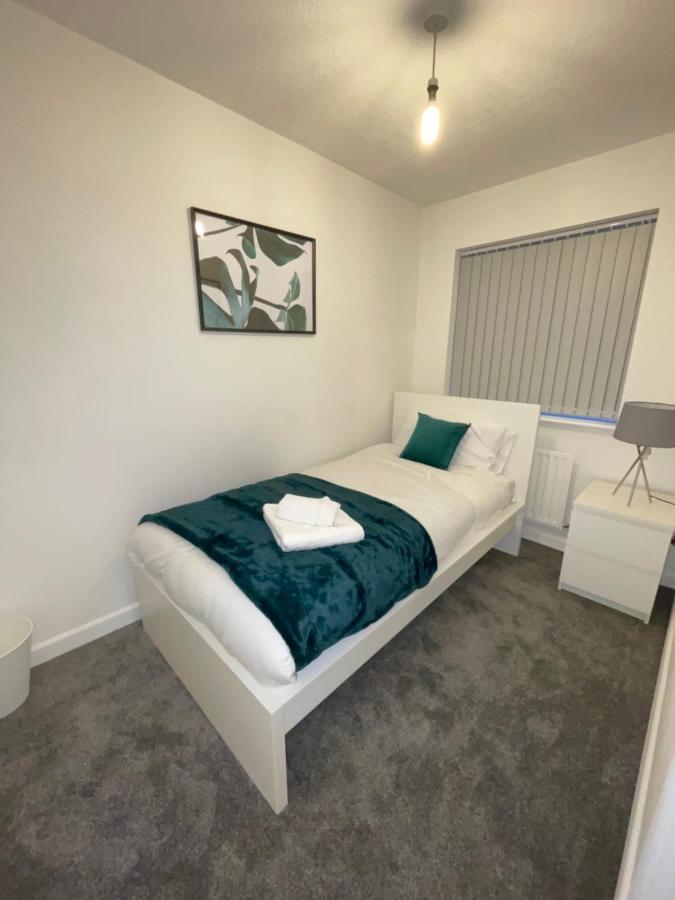 Modern 2 Bed House Cannock Perfect For Contractors Business Travellers Short Stays Driveway For 2 Vehicles Close To M6 M54 I54 A5 A38 Mcarthur Glen Designer Outlet Exteriör bild