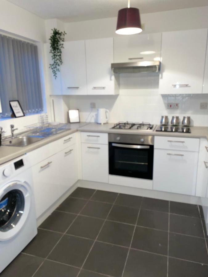 Modern 2 Bed House Cannock Perfect For Contractors Business Travellers Short Stays Driveway For 2 Vehicles Close To M6 M54 I54 A5 A38 Mcarthur Glen Designer Outlet Exteriör bild