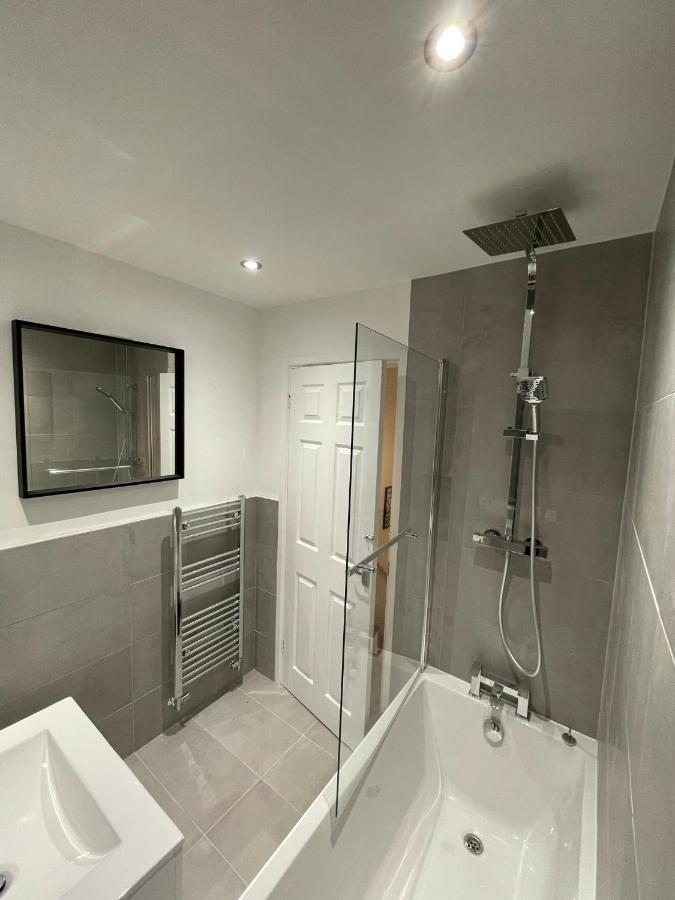 Modern 2 Bed House Cannock Perfect For Contractors Business Travellers Short Stays Driveway For 2 Vehicles Close To M6 M54 I54 A5 A38 Mcarthur Glen Designer Outlet Exteriör bild