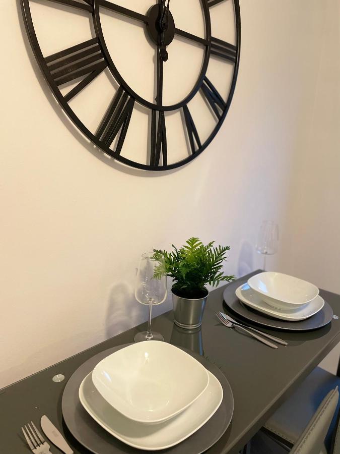 Modern 2 Bed House Cannock Perfect For Contractors Business Travellers Short Stays Driveway For 2 Vehicles Close To M6 M54 I54 A5 A38 Mcarthur Glen Designer Outlet Exteriör bild