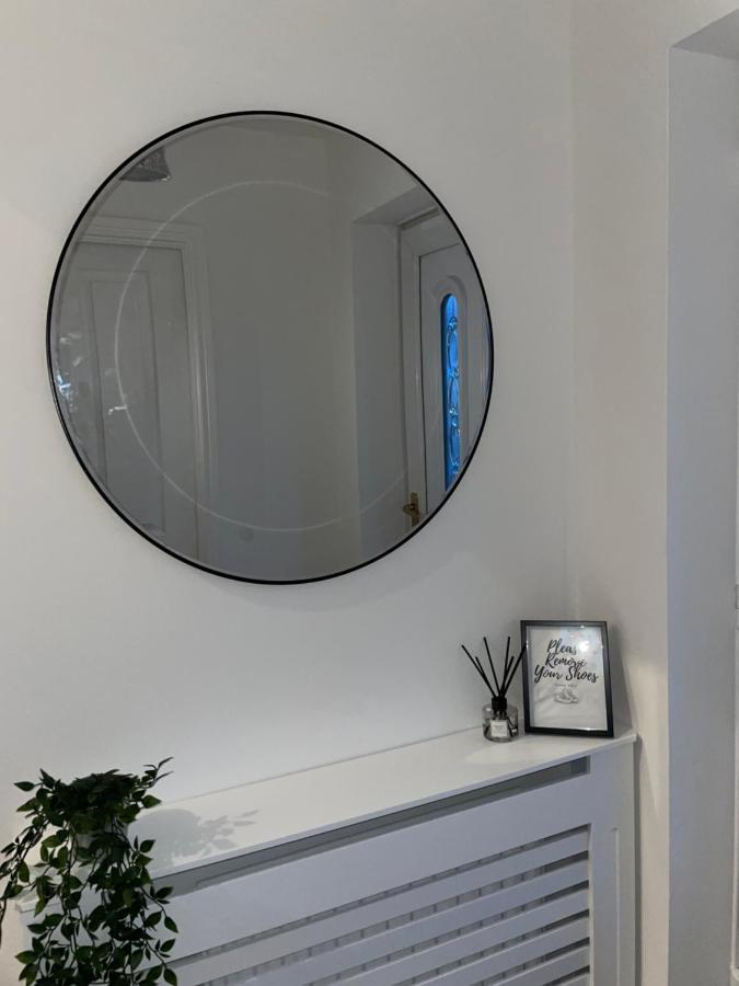 Modern 2 Bed House Cannock Perfect For Contractors Business Travellers Short Stays Driveway For 2 Vehicles Close To M6 M54 I54 A5 A38 Mcarthur Glen Designer Outlet Exteriör bild