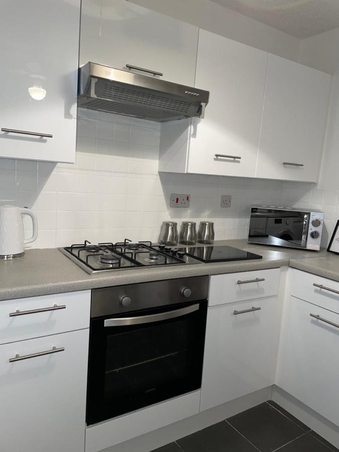 Modern 2 Bed House Cannock Perfect For Contractors Business Travellers Short Stays Driveway For 2 Vehicles Close To M6 M54 I54 A5 A38 Mcarthur Glen Designer Outlet Exteriör bild