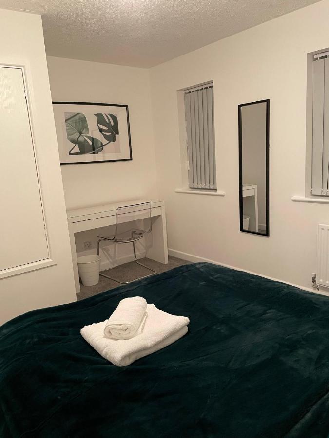 Modern 2 Bed House Cannock Perfect For Contractors Business Travellers Short Stays Driveway For 2 Vehicles Close To M6 M54 I54 A5 A38 Mcarthur Glen Designer Outlet Exteriör bild