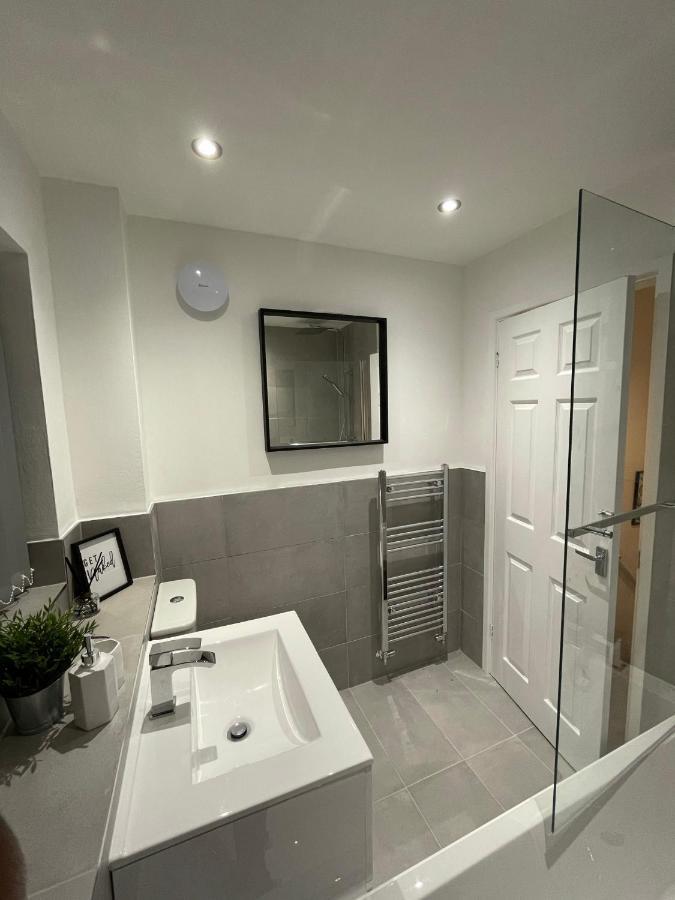 Modern 2 Bed House Cannock Perfect For Contractors Business Travellers Short Stays Driveway For 2 Vehicles Close To M6 M54 I54 A5 A38 Mcarthur Glen Designer Outlet Exteriör bild