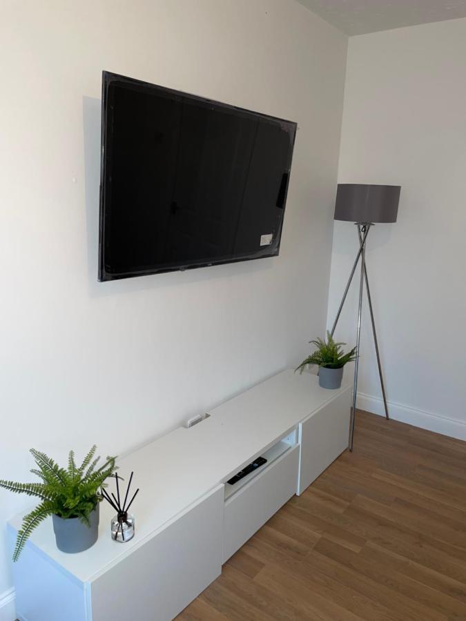 Modern 2 Bed House Cannock Perfect For Contractors Business Travellers Short Stays Driveway For 2 Vehicles Close To M6 M54 I54 A5 A38 Mcarthur Glen Designer Outlet Exteriör bild