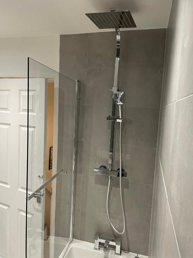 Modern 2 Bed House Cannock Perfect For Contractors Business Travellers Short Stays Driveway For 2 Vehicles Close To M6 M54 I54 A5 A38 Mcarthur Glen Designer Outlet Exteriör bild