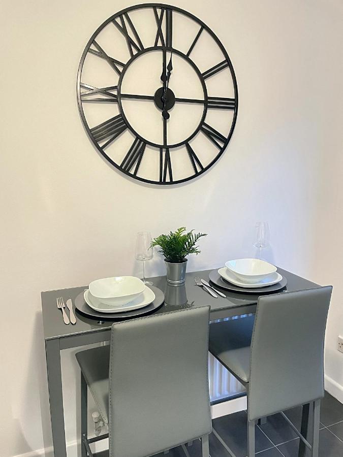 Modern 2 Bed House Cannock Perfect For Contractors Business Travellers Short Stays Driveway For 2 Vehicles Close To M6 M54 I54 A5 A38 Mcarthur Glen Designer Outlet Exteriör bild